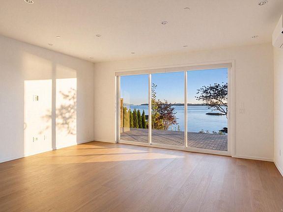 3rd image of 2525 Rothesay Ave #3