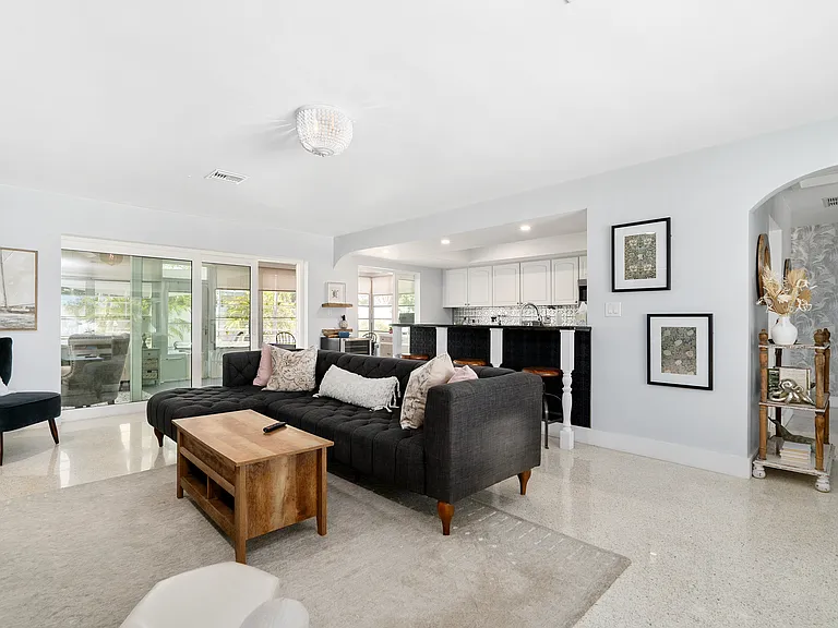 330 N Tessier Dr — Photo 12