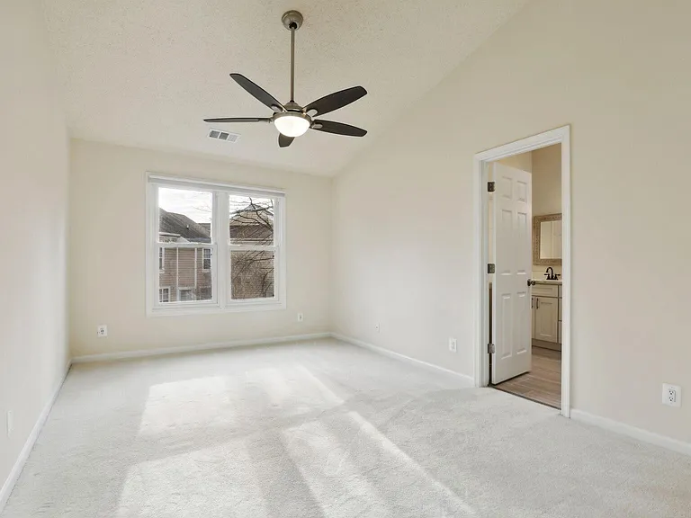 43840 Laburnum Sq — Photo 10