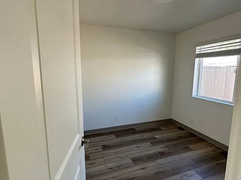 927 W Franklin Ave #B — Photo 11