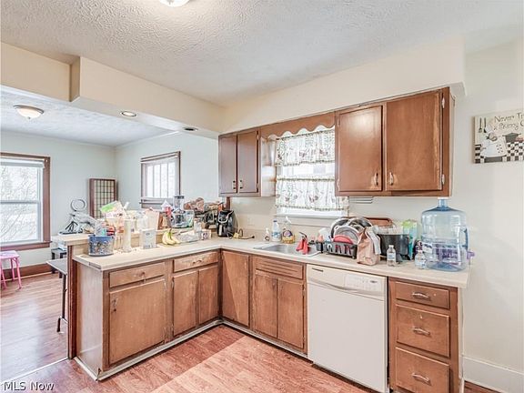 5th image of 2567 3rd St