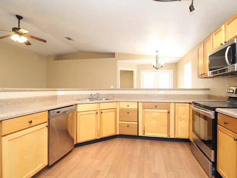 416 Bremen Ave — Photo 5