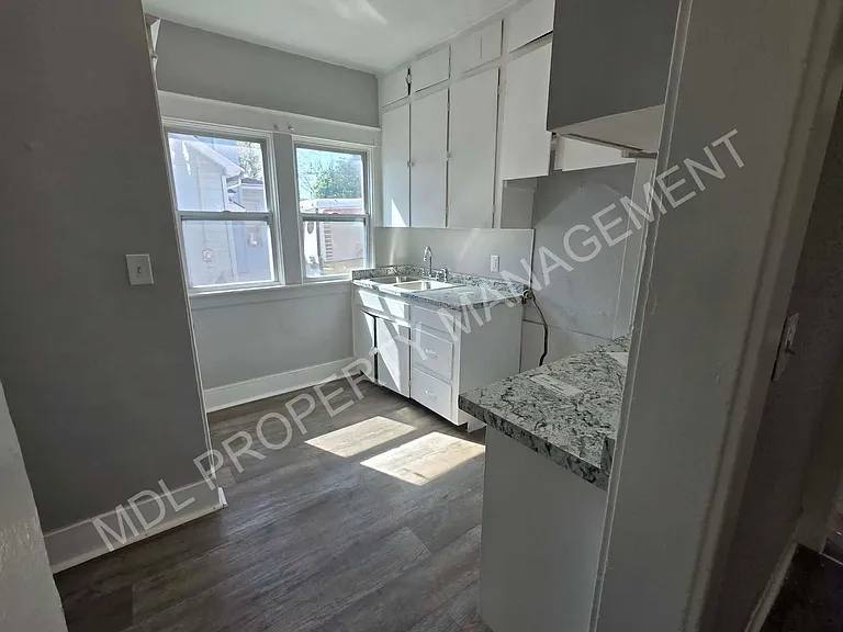 1108 W Holland Ave — Photo 5