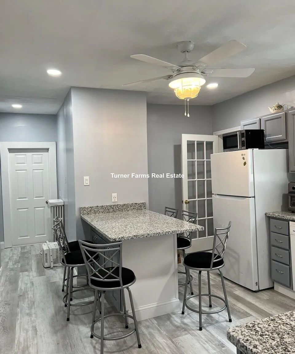 6 bed, 2.5 bath, 9999 sqft, $7,200 — Photo 1
