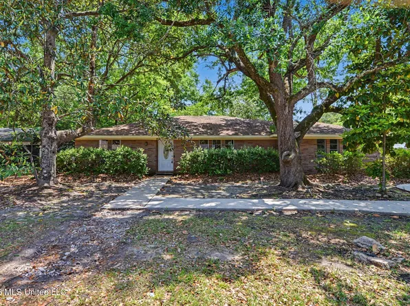 831 Graveline Rd, Gautier, MS 39553