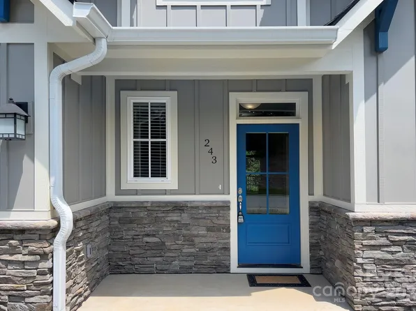 243 Hogans View Cir, Hendersonville, NC 28739