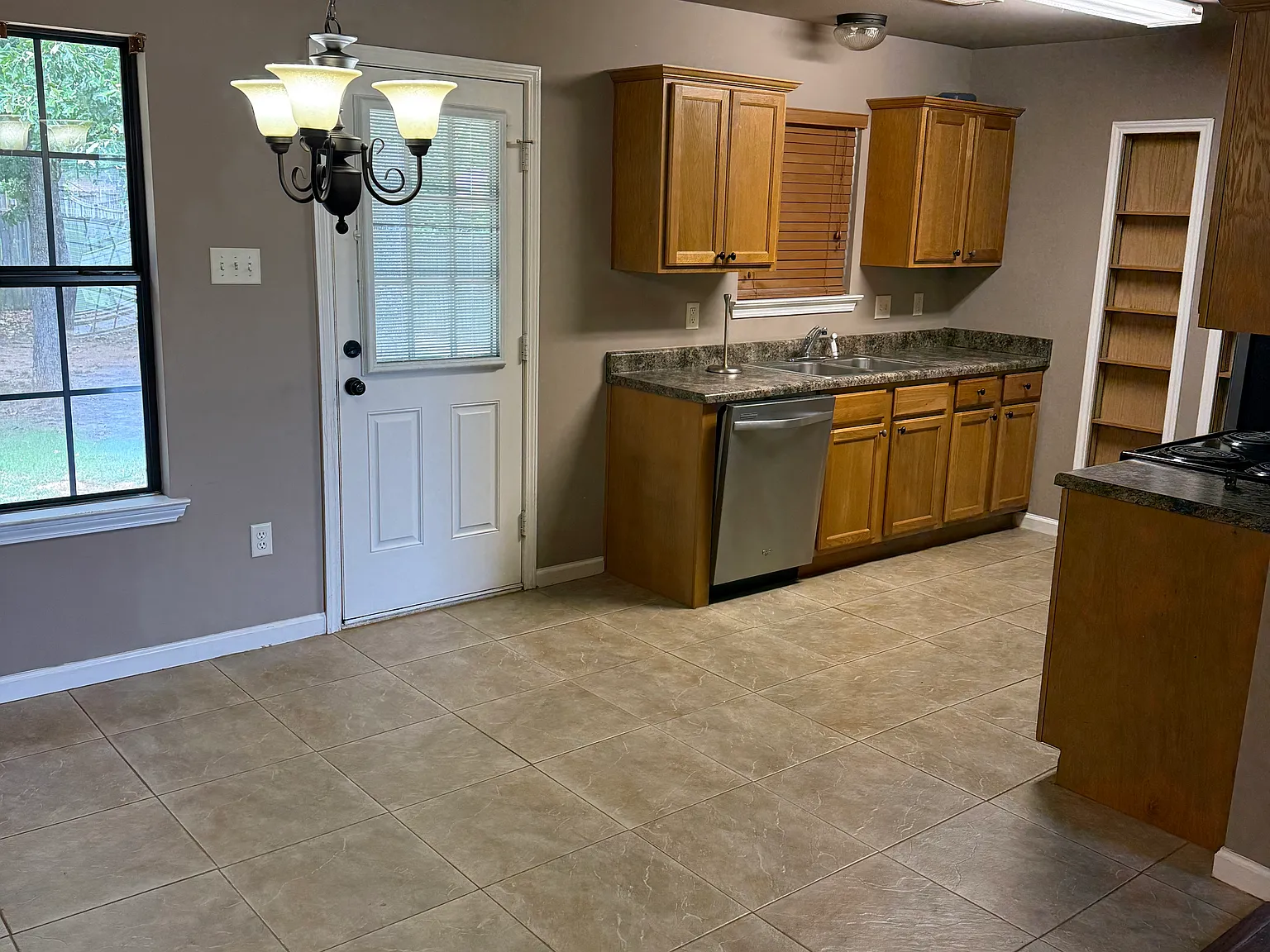 3 bed, 1205 sqft, $1,650 — Photo 2