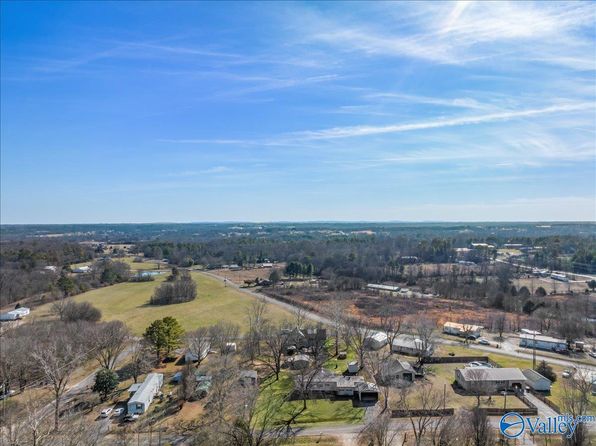 94 Sharon St, Albertville, AL 35951