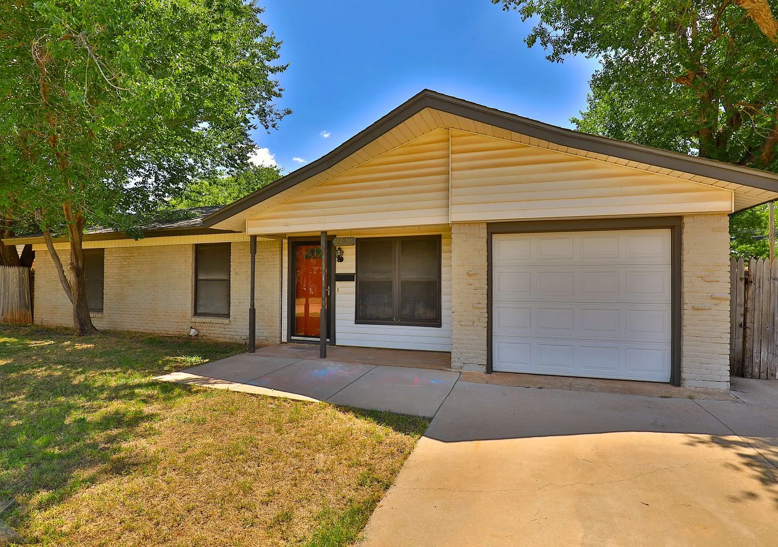 3 Bed, 2 Bath, 2 Living, 1 Car Garage; Close To Hsu! — Photo 1