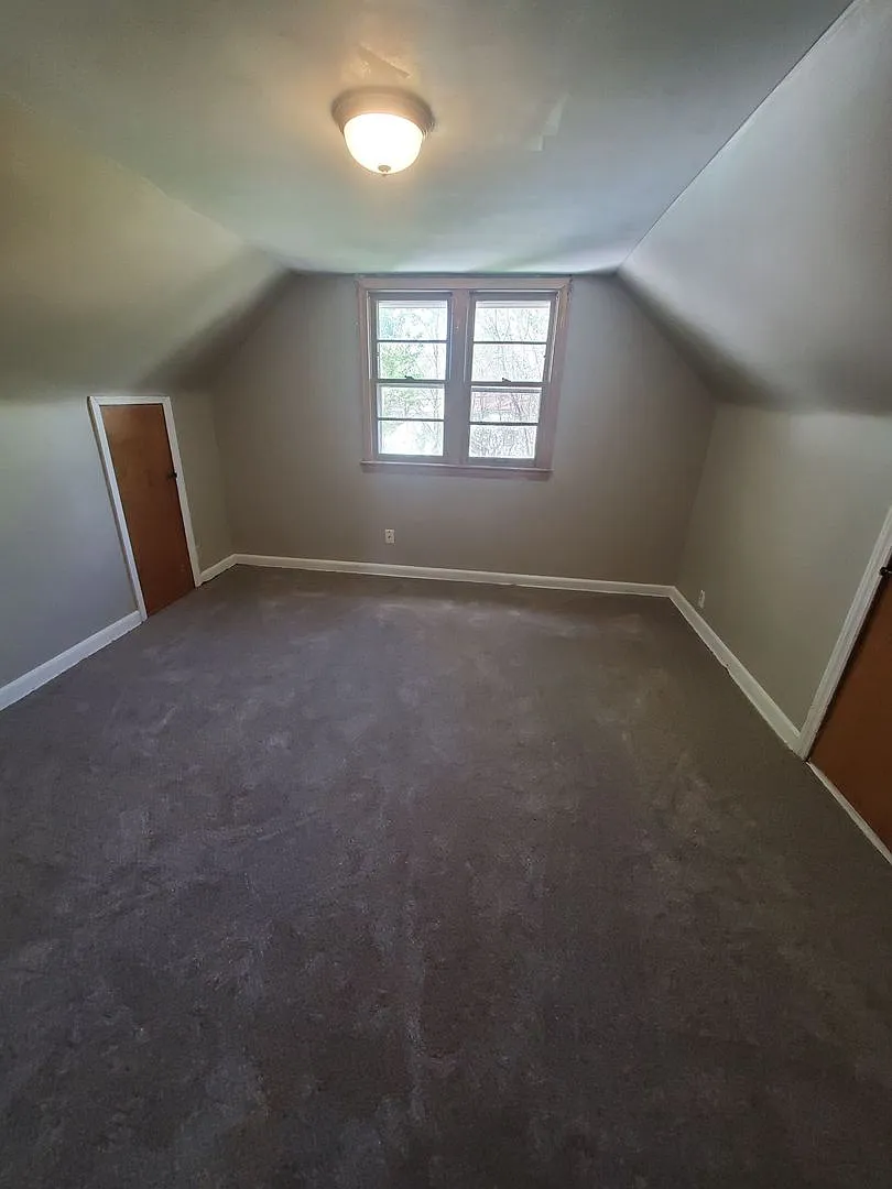 4 Bedroom Single Family — Photo 3