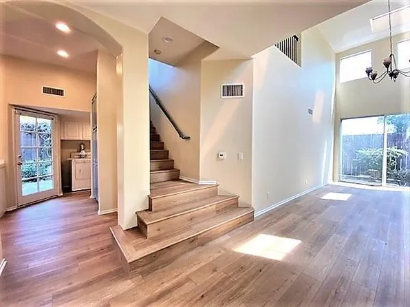 2432 De La Vina St, Santa Barbara, CA 93105