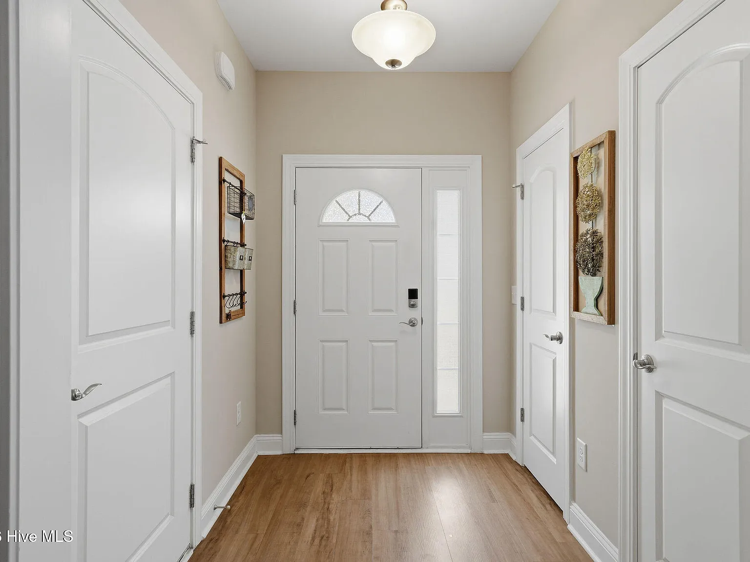 3 bed, 2.0 bath, 1180 sqft, $2,350 — Photo 4