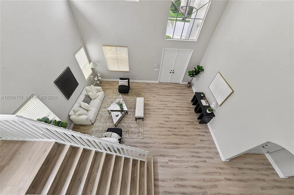 6 bed, 3696 sqft, $8,500 — Photo 2