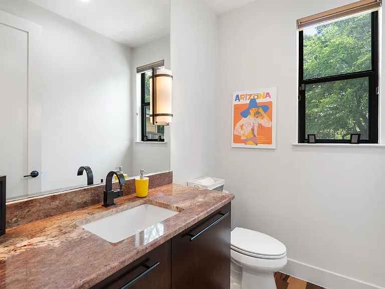 1102 W Monroe St — Photo 36