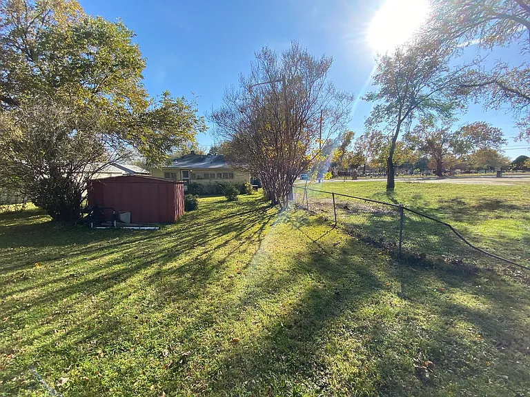 905 E Sycamore St — Photo 17