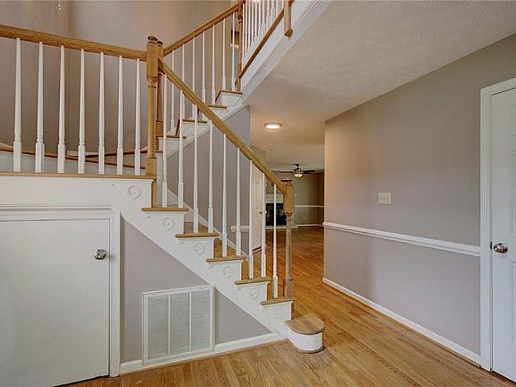 3rd image of 512 Birkdale Ct