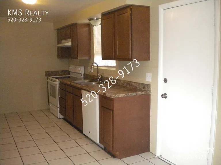 1711 E Canada St — Photo 6