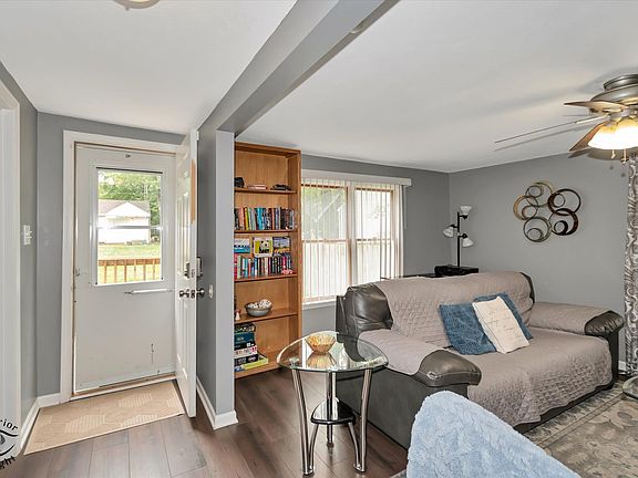 4th image of 34350 Pinegrove Ave
