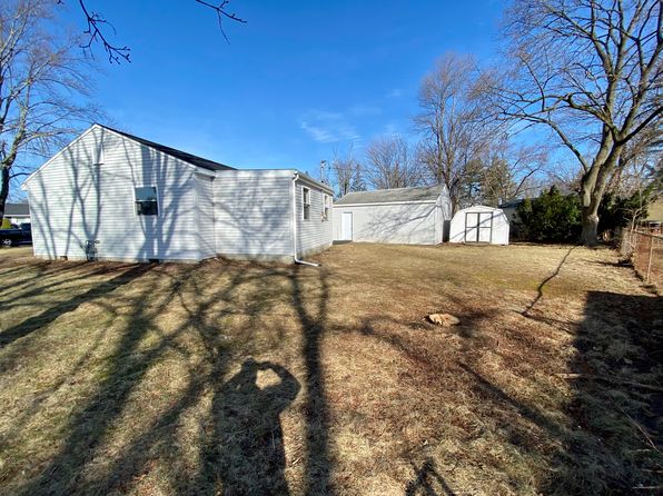 2 Mildred Ln, Latham, NY 12110