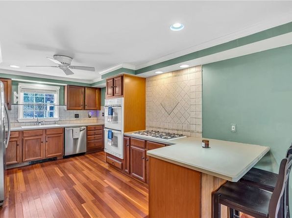 105 Quaker Dr, West Warwick, RI 02893