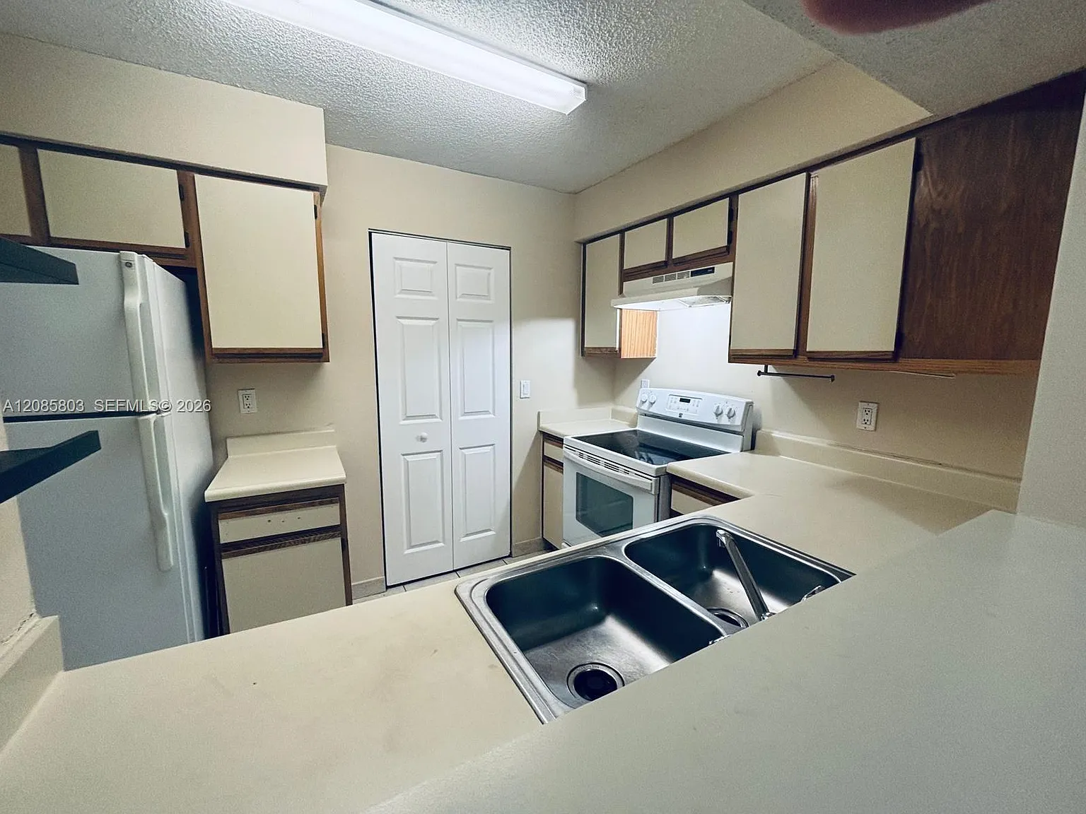 1245 SW 46th Ave — Photo 4