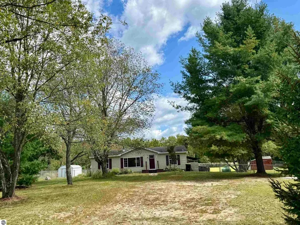 11183 Lund School Rd SW, Fife Lake, MI 49633