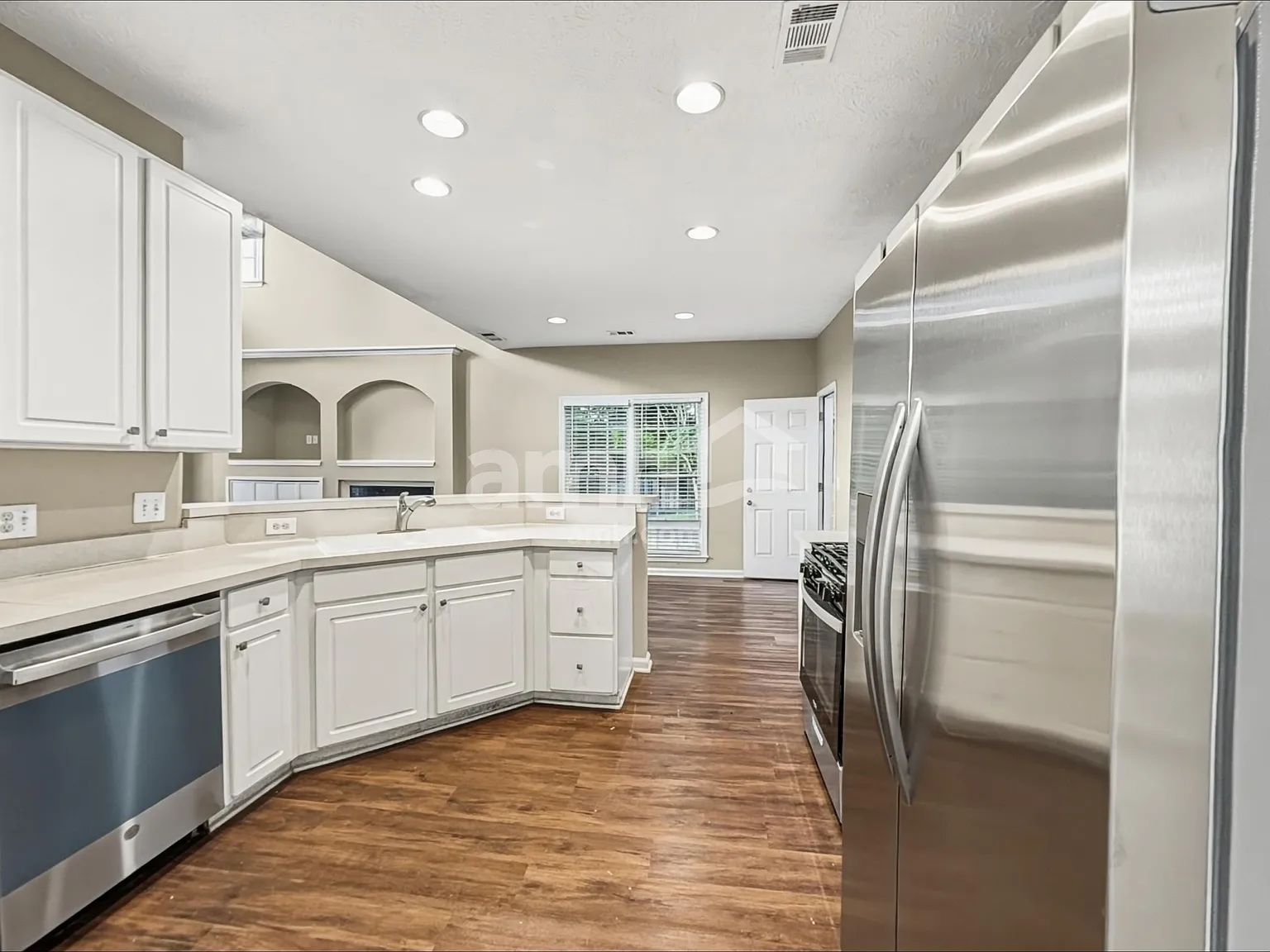 4 bed, 2.5 bath, 2492 sqft, $2,570 — Photo 4