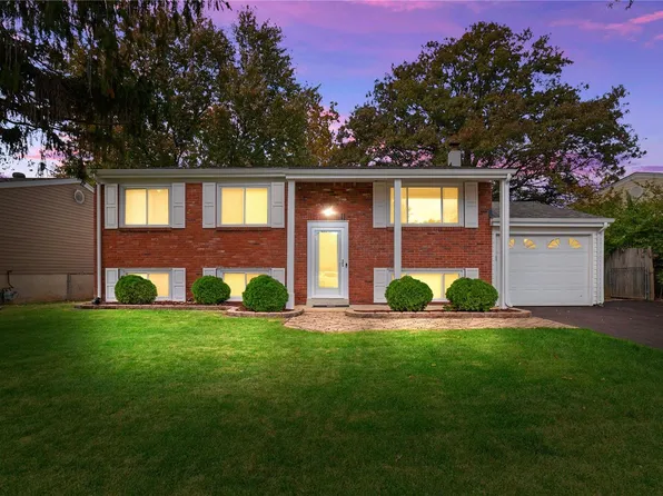 11815 Foxwood Dr, Maryland Heights, MO 63043