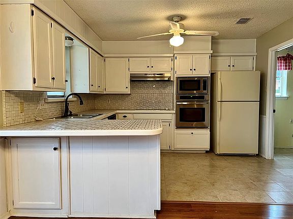 KITCHEN WITH BREAKFAST BAR