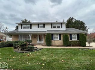 16610 Cederama Dr, Clinton Township, MI