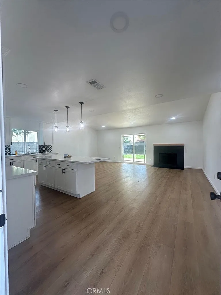 Building Photo - 2014 Iris Way