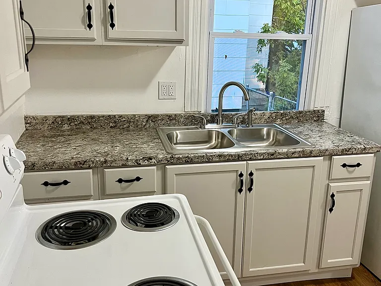 423 Cottage St — Photo 17