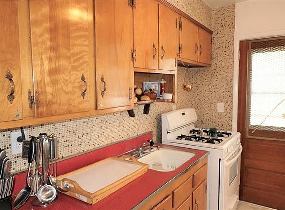 5th image of 275 Kimball Ave