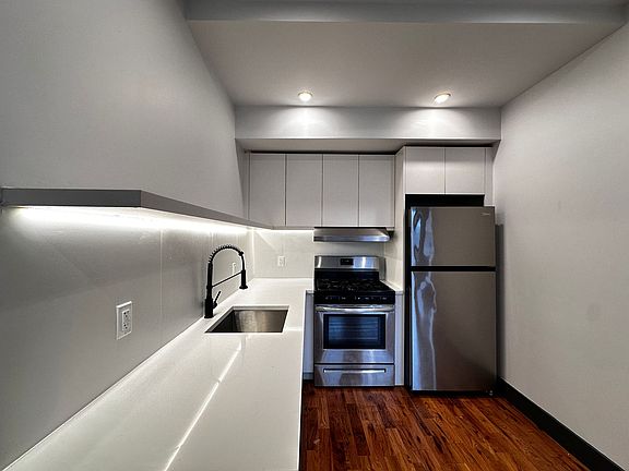 4th image of 568-70 Communipaw Ave #204