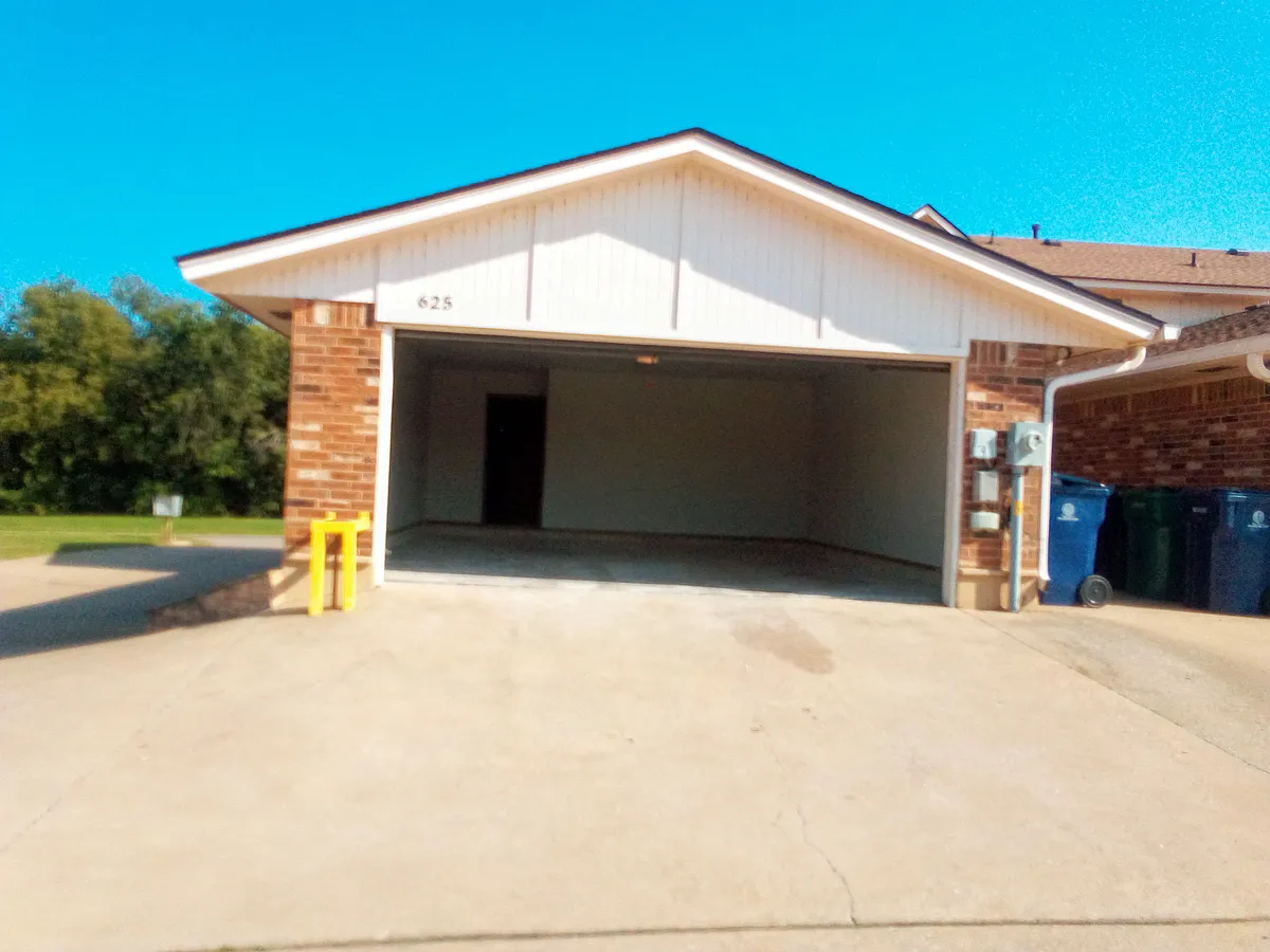 Building Photo - 10625 White Oak Canyon Rd