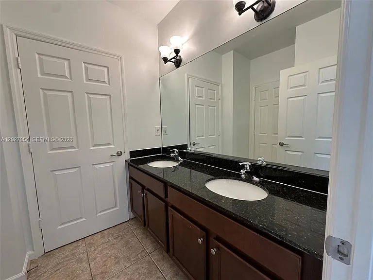 1035 NE 10th Ave #1 — Photo 16