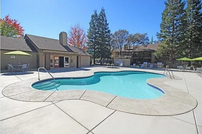 Cameron Oaks — Photo 15