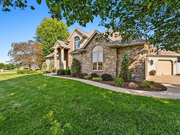 3rd image of 60642 Creekstone Dr