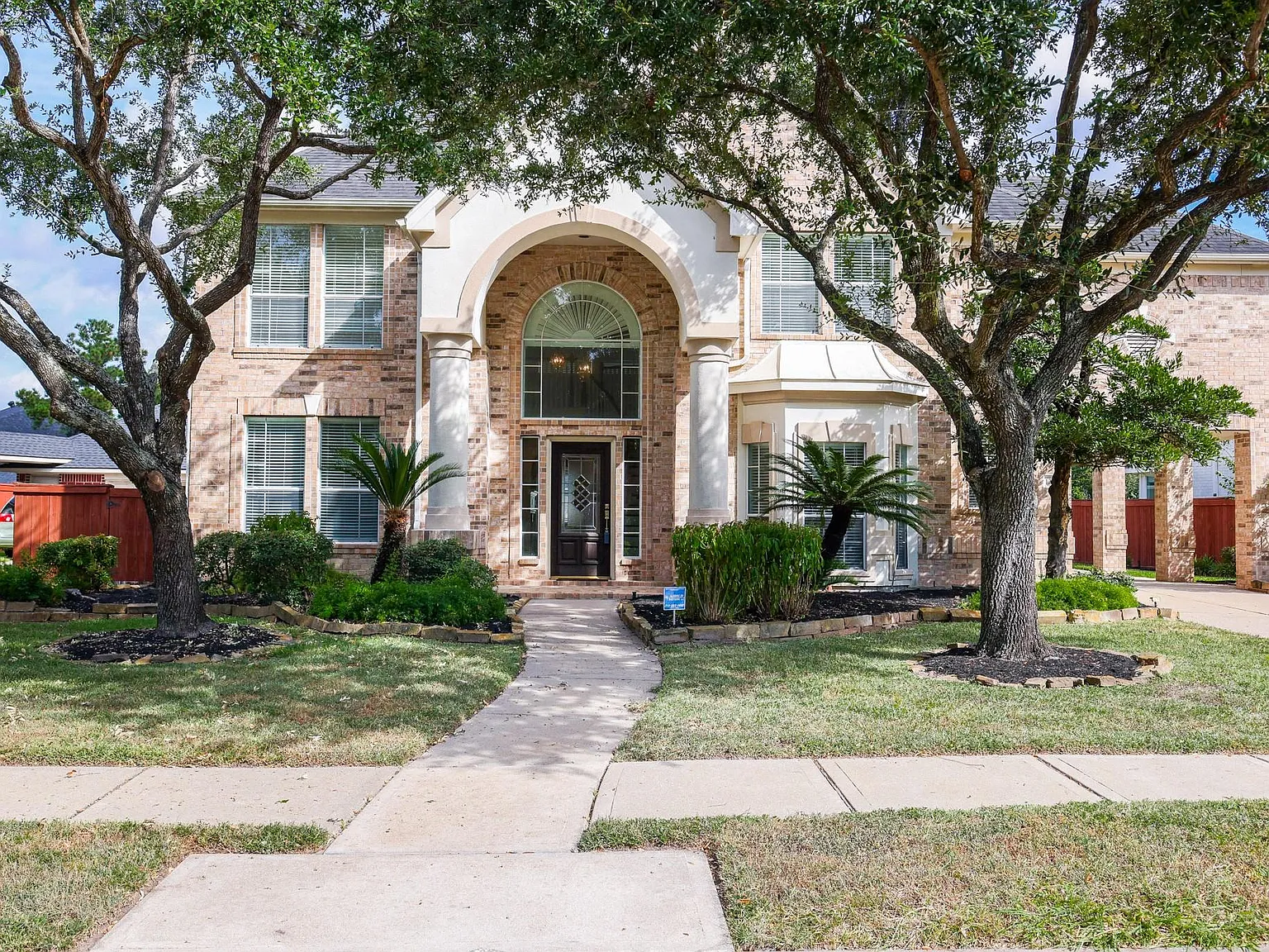 4 bed, 3.5 bath, 4250 sqft, $4,950 — Photo 2