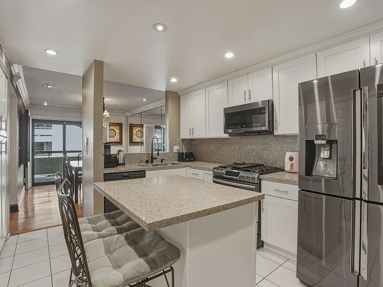 21620 Burbank Blvd #15 — Photo 7