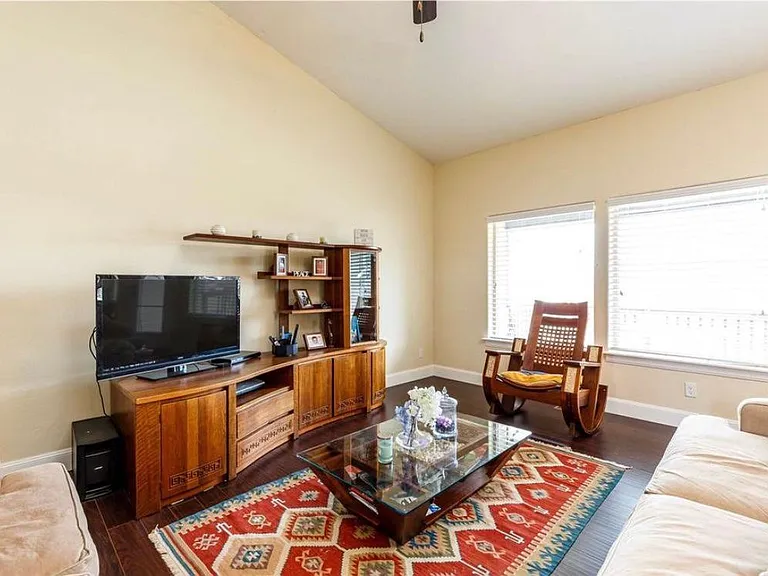 3716 Enfield Ave — Photo 6