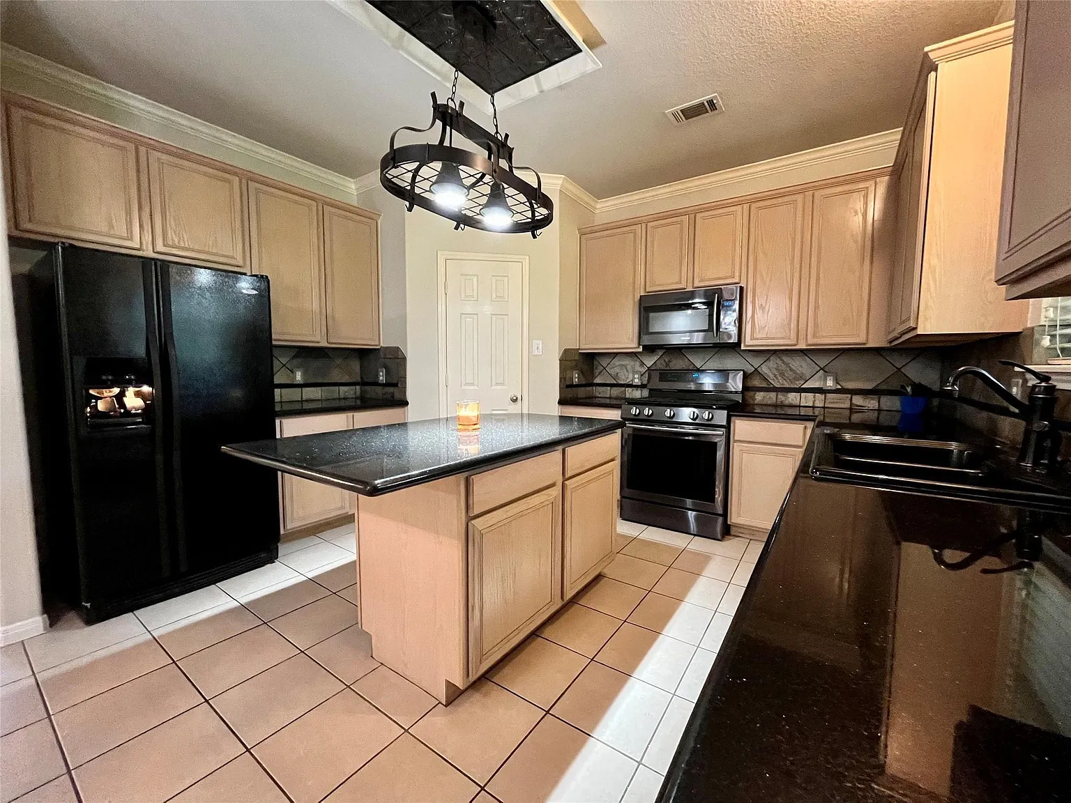 4 bed, 2.5 bath, 2662 sqft, $2,650 — Photo 4