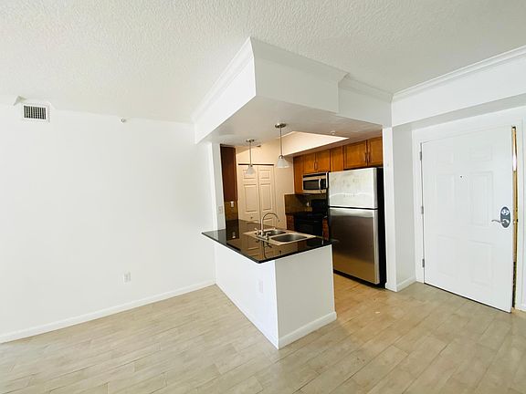 5th image of 2006 N Bayshore Dr #404