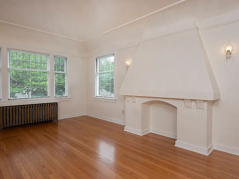608 Belmont Ave E — Photo 4