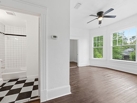 5th image of 2253 Herschel St APT 3