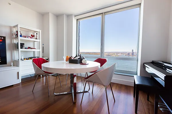 Sold by E Realty International Corp | media 31