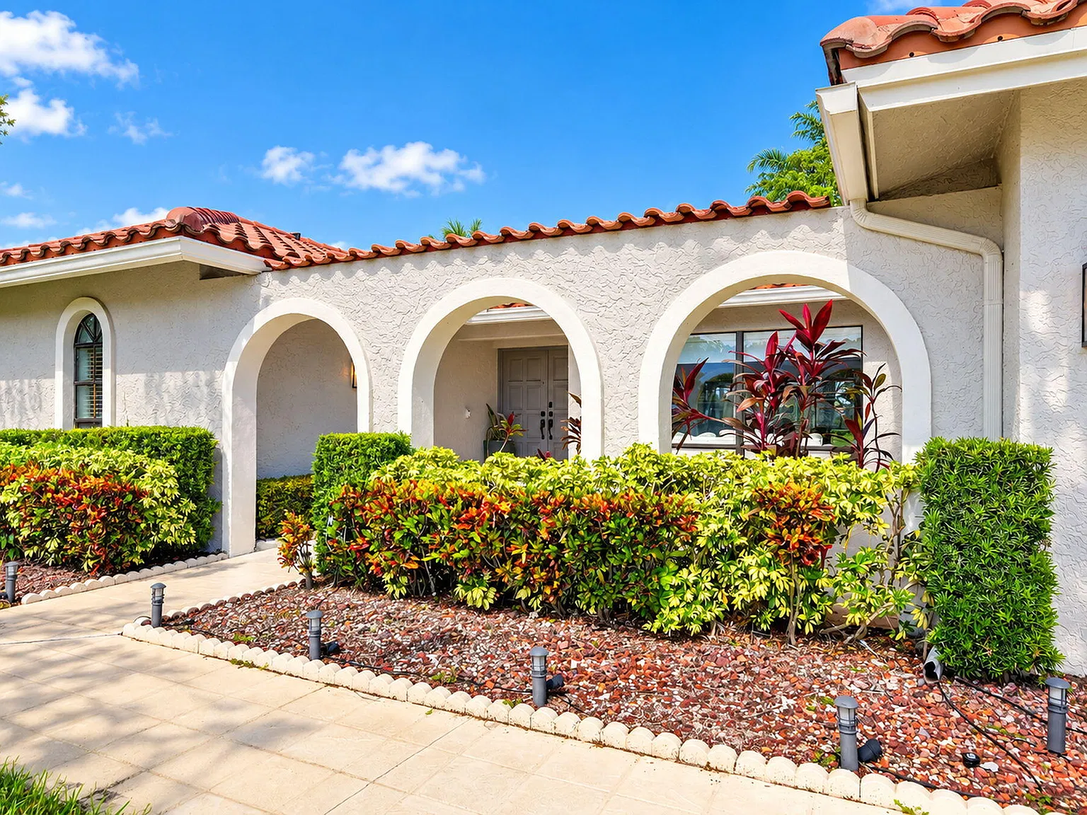 3 bed, 2.0 bath, 2404 sqft, $5,600 — Photo 4