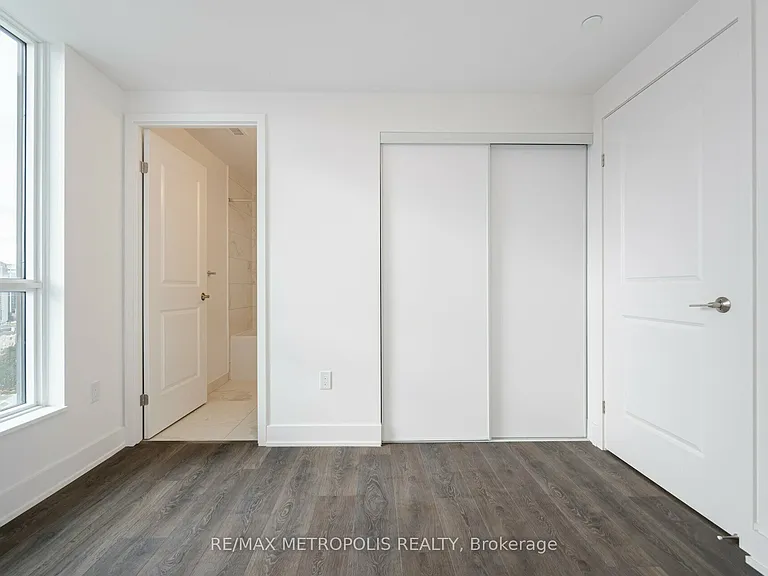 202 Burnhamthorpe Rd E #1704 — Photo 17