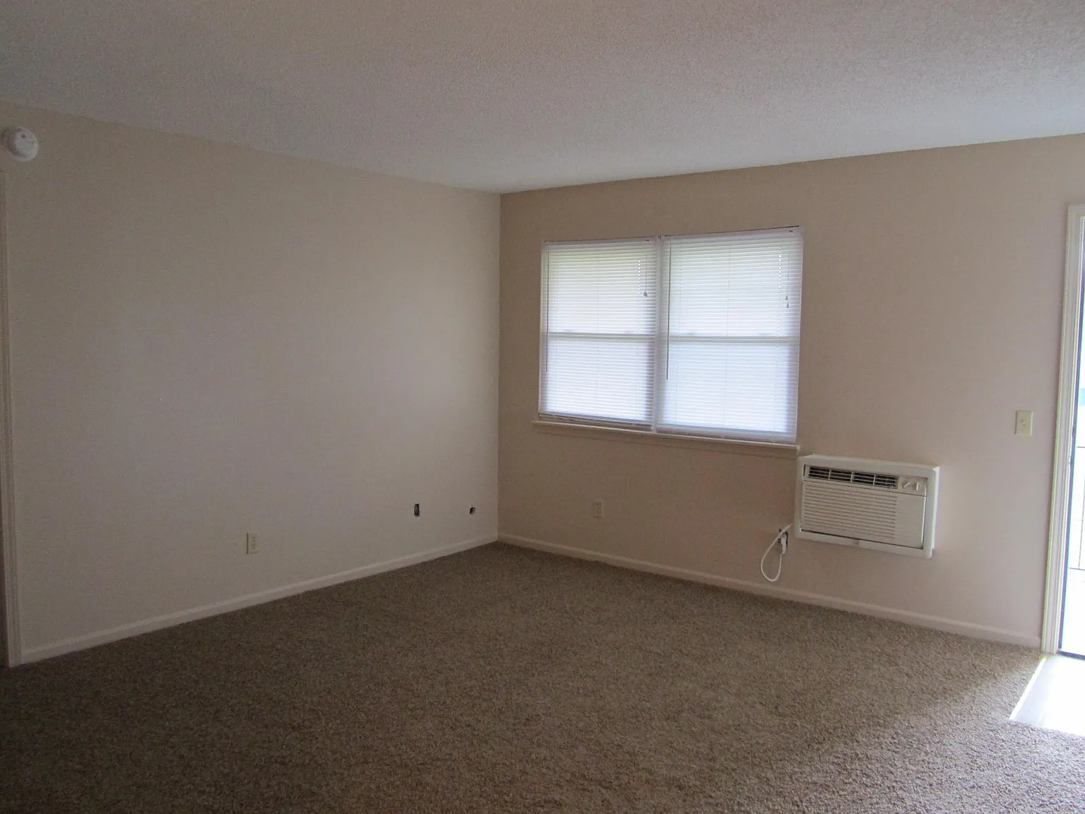 1023 W Elm Ter — Photo 2