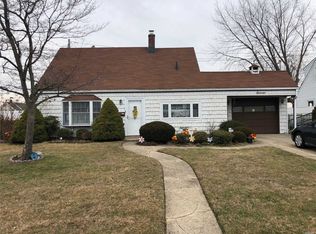 11 Green Ln, Levittown, NY 11756